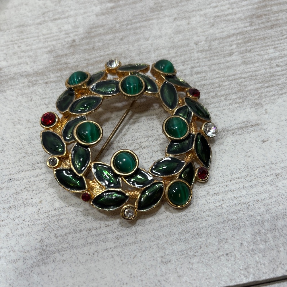 Christmas Wreath Pin Broach Green Enamel Red & Clear Rhinestones Gold Tone
